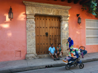 Cartagena - De zo gewaardeerde koffie in de vroege ochtend wordt gebracht