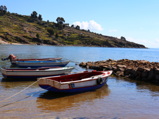 Titicacameer - Bootjes bij Taquile