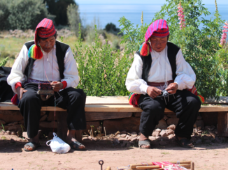 Titicacameer - breiende mannen op Taquile