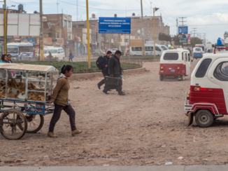 Rondreis Peru en Bolivia - voorstad La Paz in Bolivia. links en rechts verkeer en let op de kleine taxi-busjes.