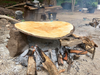 Rondreis Palumeu en Awarradam - Bereiding cassavebrood