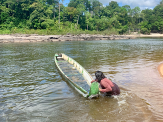 Rondreis Palumeu en Awarradam - Gereed maken van de korjaal